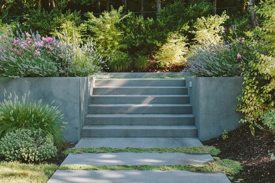 Paved concrete stairs and planters by Dennis' 7 Dees Landscaping