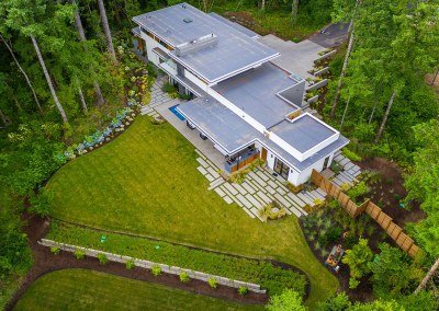 Modern backyard design with elegant pathways and pavers by Dennis' 7 Dees Landscaping