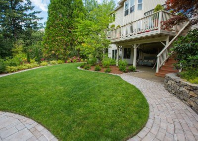 beautiful backyard pathway and green lawn by Dennis' 7 Dees
