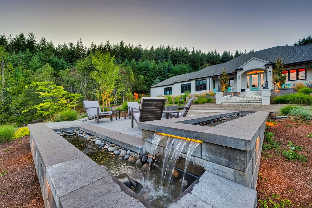Modern water feature design by Dennis' 7 Dees Landscaping