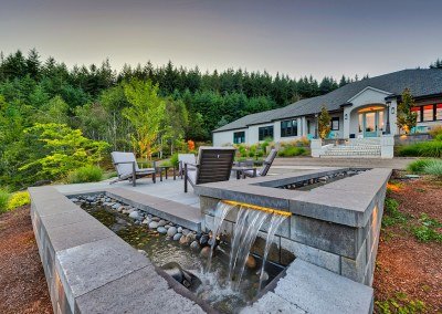 Modern water feature design by Dennis' 7 Dees Landscaping