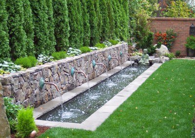 Modern water feature for small backyard by Dennis' 7 Dees