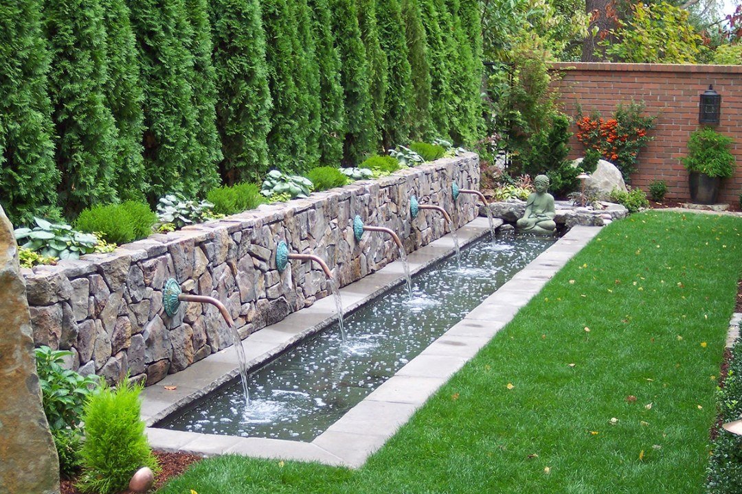 Modern water feature for small backyard by Dennis' 7 Dees
